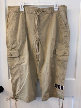 St. John's Bay Women's Khaki Cargo Capris